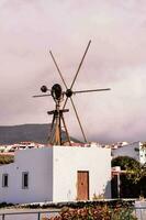 een windmolen Aan de eiland van kanarie foto