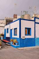 een blauw en wit huis foto