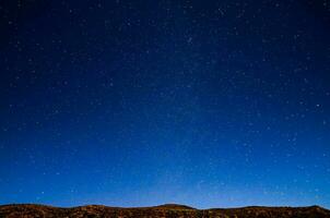 de nacht lucht over- de bergen met sterren foto