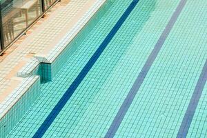 een zwemmen zwembad met blauw tegels en blauw lijnen foto
