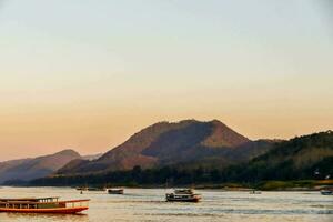 boten Aan de Mekong rivier- in Laos foto