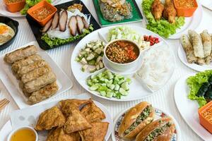 geassorteerd Aziatisch diner, Vietnamees voedsel. pho ga, pho boe, noedels, voorjaar broodjes, nham ten gevolge foto