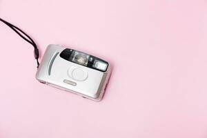 zilver film camera Aan roze achtergrond top visie, foto
