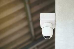 mini cctv veiligheid camera systeem geïnstalleerd Aan de muur. concept, technologie apparaat voor veiligheid, Vermelding evenement situaties in gebieden van huis of plaatsen, kan toezicht houden op via smartphone. foto