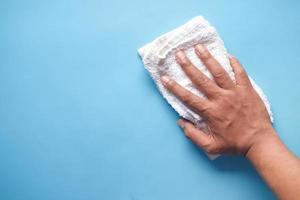 man hand schoonmaken plat oppervlak met doek foto