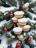 foto van Kerstmis met sneeuw bedekt pijnboom boom met hangende fijnhakken taarten en rinkelen bellen. ai gegenereerd