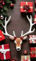 foto van Kerstmis rendier gewei naast een stapel van geschenken. ai gegenereerd
