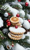foto van Kerstmis met sneeuw bedekt pijnboom boom met hangende fijnhakken taarten en rinkelen bellen. ai gegenereerd