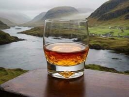 een glas van whisky Aan een tafel met een visie van een meer. ai gegenereerd foto