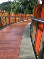 Jakarta, Indonesië, 2023 - portret van een rood gebogen brug voor een loopbrug tussen parken in tebet eco park, Jakarta. foto