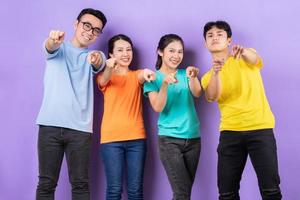 Aziatische beste vrienden poseren op paarse achtergrond foto