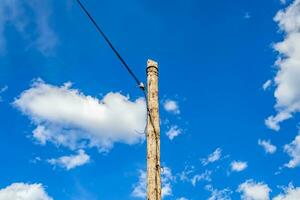 macht elektrische paal met lijndraad op gekleurde achtergrond close-up foto