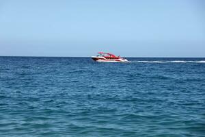 antalya, kalkoen - mei 15, 2021 luxueus opblaasbaar rib snelheid boot cruisen in middellandse Zee diep zee foto