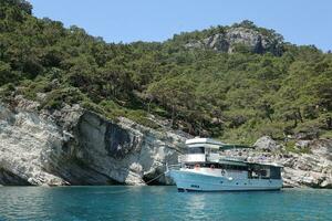 antalya, kalkoen - mei 15, 2021 groot wit modern jacht afgemeerd in zee in de buurt kalkoen kust. luxe wit boot foto