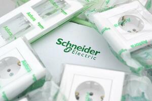 schneider elektra doos van plastic elektrisch verkooppunten met Europese plug standaard. schneider elektrisch is een Europese multinational bedrijf het verstrekken van energie foto