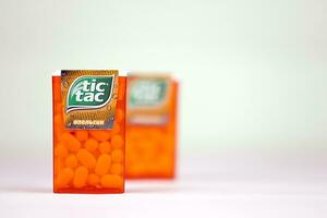 tic tac druppels met oranje smaak. tic tacs zijn vervaardigd door Italiaans banketbakker Ferrero en waren eerste geproduceerd in 1968 foto