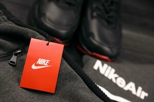 Charkov, Oekraïne - december 20, 2020 Nike merk kleren en schoenen sport slijtage uitrusting. Nike is Amerikaans multinational corporatie verloofd in fabricage en wereldwijd afzet van kleren en schoenen foto