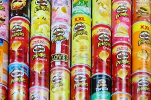 Charkov, Oekraïne - maart 30, 2021 veel pringles cilinder chips dozen met varios kleuren en smaken. Amerikaans merk van stapelbaar op basis van aardappelen chips foto