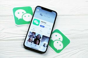 Charkov, Oekraïne - maart 5, 2021 wechat boodschapper icoon en toepassing van app op te slaan Aan iphone 12 pro Scherm scherm Aan wit tafel foto