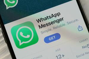 Charkov, Oekraïne - maart 5, 2021 WhatsApp icoon en toepassing van app op te slaan Aan iphone 12 pro Scherm scherm Aan wit tafel foto