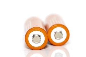 close-up shot van twee oranje batterijen