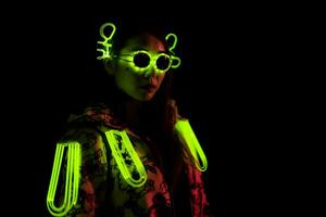 neon portret van een meisje met bril. neurale netwerk ai gegenereerd foto