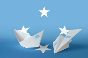 Micronesië vlag afgebeeld Aan papier origami vliegtuig en boot. handgemaakt kunsten concept foto