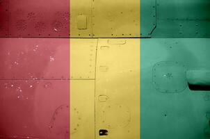 Guinea vlag afgebeeld Aan kant een deel van leger gepantserd helikopter detailopname. leger krachten vliegtuig conceptuele achtergrond foto