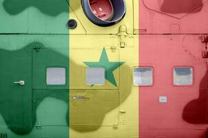 Senegal vlag afgebeeld Aan kant een deel van leger gepantserd helikopter detailopname. leger krachten vliegtuig conceptuele achtergrond foto