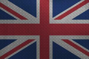 Super goed Brittannië vlag afgebeeld in verf kleuren Aan oud geborsteld metaal bord of muur detailopname. getextureerde banier Aan ruw achtergrond foto