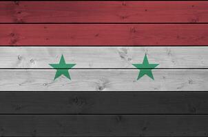 Syrië vlag afgebeeld in helder verf kleuren Aan oud houten muur. getextureerde banier Aan ruw achtergrond foto