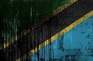 Tanzania vlag afgebeeld in verf kleuren Aan oud en vuil olie vat muur detailopname. getextureerde banier Aan ruw achtergrond foto