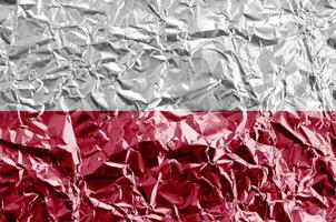 Polen vlag afgebeeld in verf kleuren Aan glimmend verfrommeld aluminium folie detailopname. getextureerde banier Aan ruw achtergrond foto