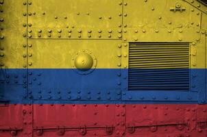 Colombia vlag afgebeeld Aan kant een deel van leger gepantserd tank detailopname. leger krachten conceptuele achtergrond foto