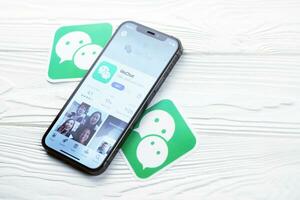 Charkov, Oekraïne - maart 5, 2021 wechat boodschapper icoon en toepassing van app op te slaan Aan iphone 12 pro Scherm scherm Aan wit tafel foto