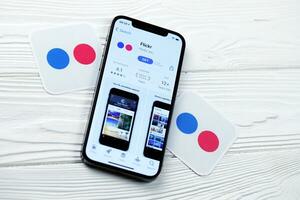 Charkov, Oekraïne - maart 5, 2021 Flickr icoon en toepassing van app op te slaan Aan iphone 12 pro Scherm scherm Aan wit tafel foto