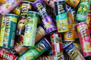 Charkov, Oekraïne - maart 30, 2021 veel pringles cilinder chips dozen met varios kleuren en smaken. Amerikaans merk van stapelbaar op basis van aardappelen chips foto