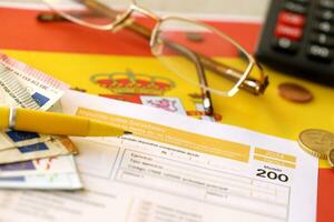 kiev, Oekraïne - mei 4, 2022 Modelo 200 Spaans belasting het formulier voor zakelijke inkomen belasting voor niet inwoner foto