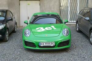 porsche 911 carrera 4s in groen kleur met wit stickers van ze team foto