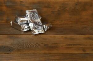 oreo belegd broodje room biscuits mini pakketten Aan donker houten achtergrond foto