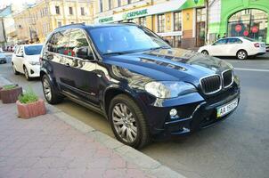 BMW x5 2011 zwart kleur auto Aan kyiv straten buitenshuis in avond foto