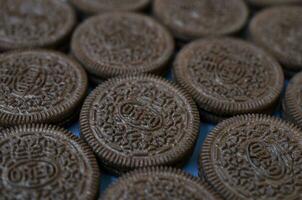 veel oreo belegd broodje room biscuits dichtbij omhoog Aan blauw achtergrond foto