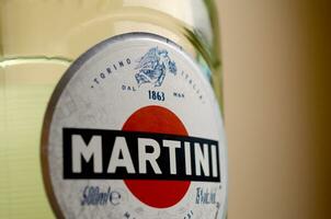 fles van vermout martini rossi dichtbij omhoog logo Aan beige muur achtergrond foto