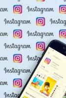 instagram app Aan Samsung smartphone scherm Aan banier met klein instagram logo's. instagram is Amerikaans foto en video delen sociaal netwerken onderhoud door facebook inc