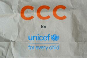 unicef blauw logo Aan bruin papier tas, Verenigde landen kinderen fonds is agentschap verantwoordelijk voor het verstrekken van humanitair en ontwikkelingsstoornissen steun naar kinderen in de omgeving van de wereld foto