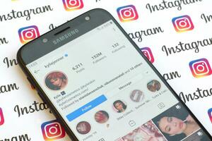 kylie jenner officieel instagram account Aan smartphone scherm Aan papier instagram spandoek. foto