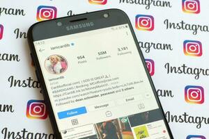 Cardi b officieel instagram account Aan smartphone scherm Aan papier instagram spandoek. foto