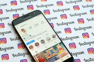 katy perry officieel instagram account Aan smartphone scherm Aan papier instagram spandoek. foto