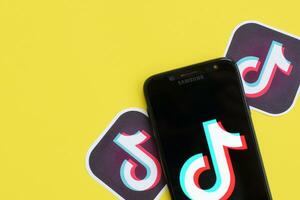 tiktok logo Aan Samsung smartphone scherm Aan geel achtergrond. tiktok is een populair video delen sociaal netwerken onderhoud eigendom door bytedance foto