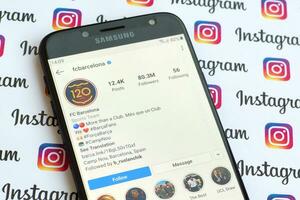 fc Barcelona officieel instagram account Aan smartphone scherm Aan papier instagram spandoek. foto